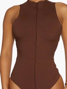 Naked Wardrobe Snatched Ribbed Mock Neck Sleeveless Bodysuit (chocolate)